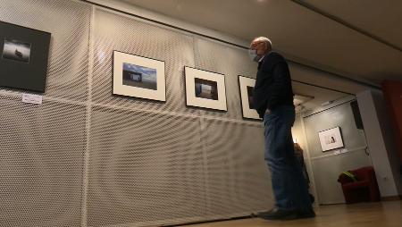 Imagen Disfrutando la exposición del Salón Nacional de Fotografía “El lobo y el...