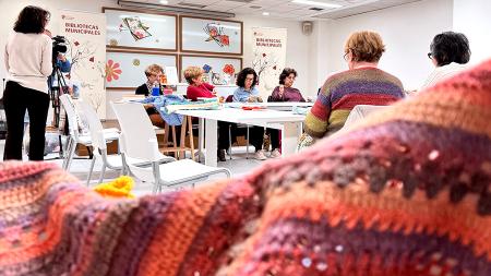 Imagen Lana, libros y solidaridad: así la tercera edición del taller “Tejiendo...